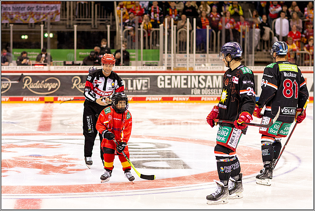 PENNY DEL Viertelfinale 4. Spiel; Duesseldorfer EG - Red Bull Muenchen; Duesseldorf, 16.04.2022